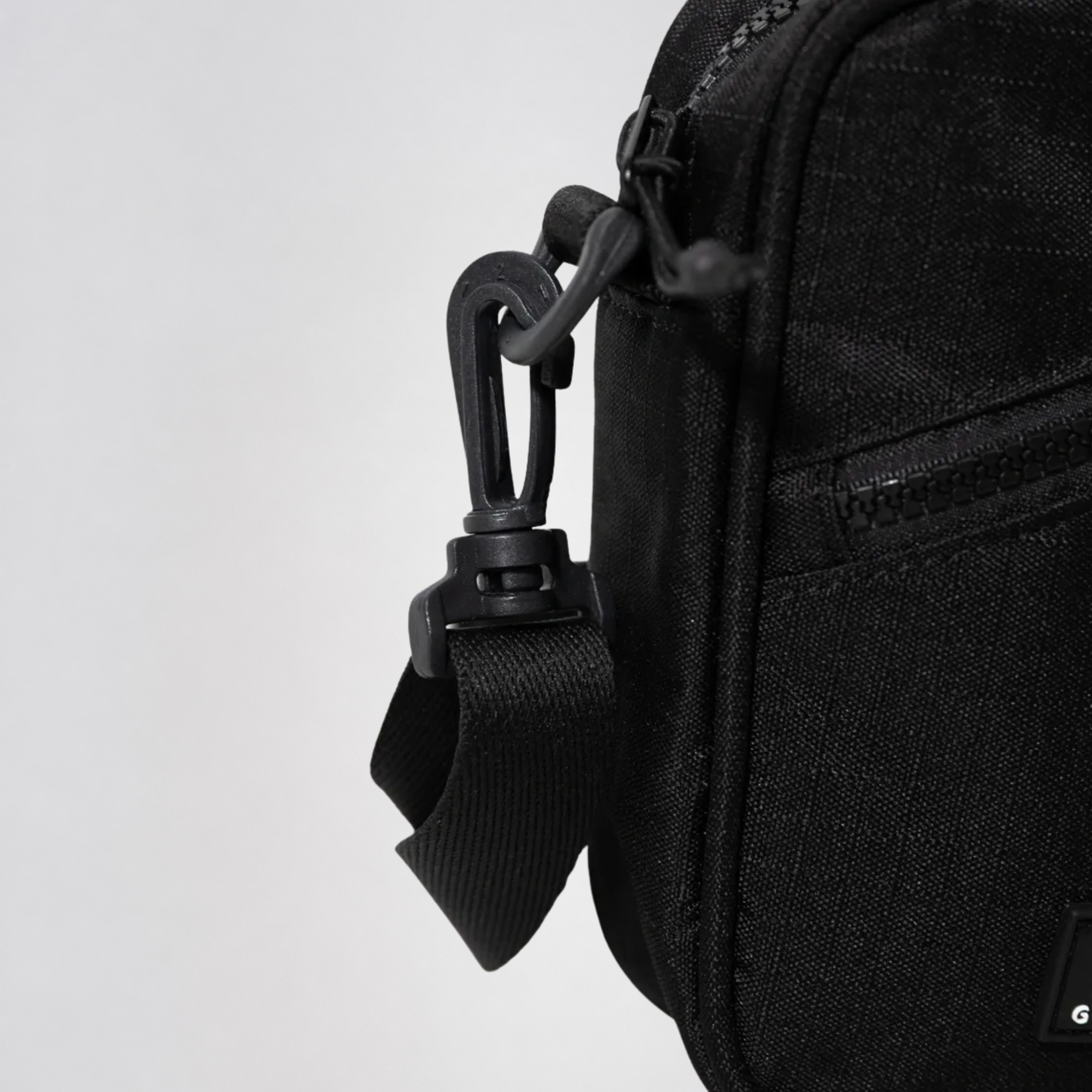 SHOULDER BAG ESSENTIAL