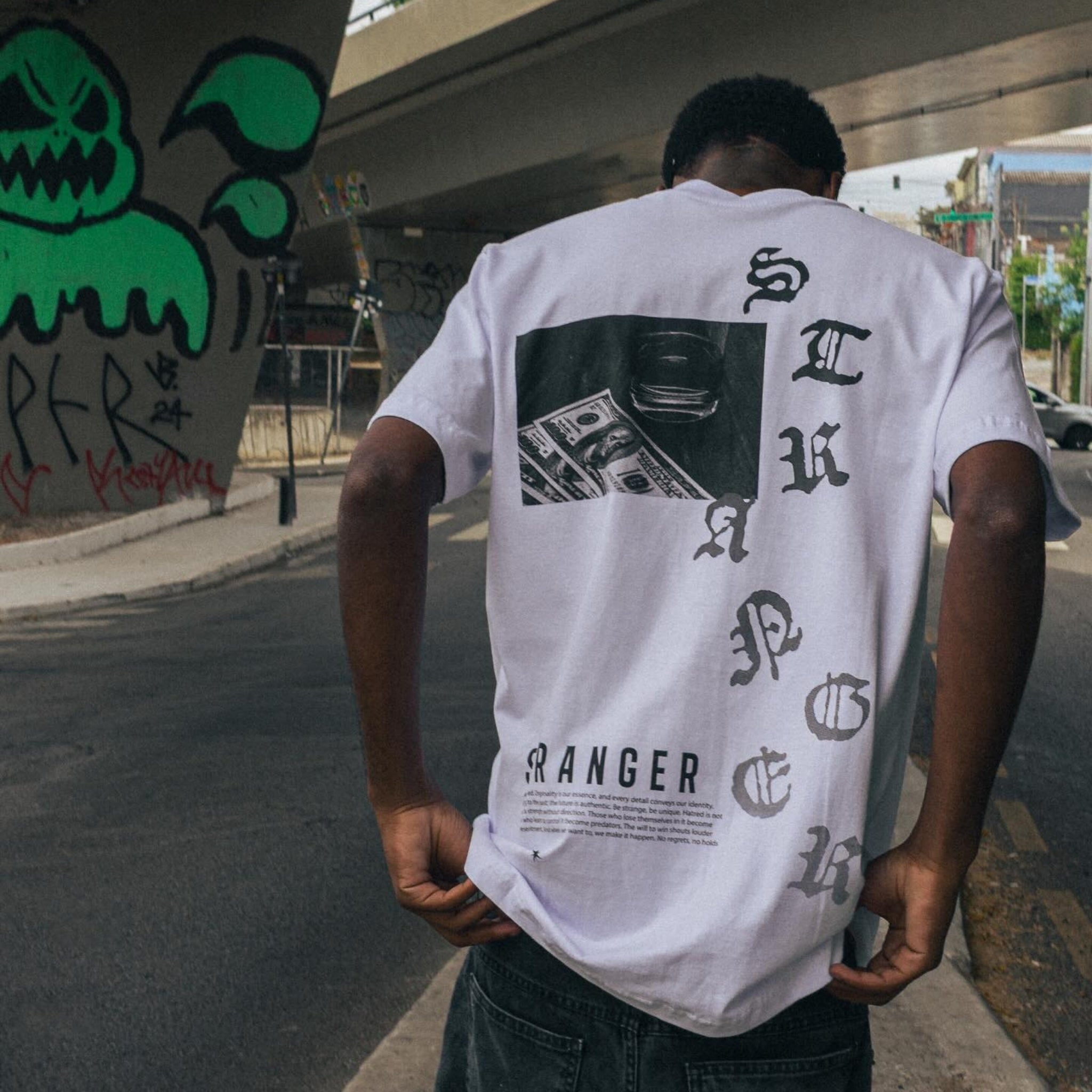 Camiseta Stranger No Scattered Letter Branco